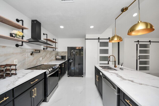 Building Photo - 22810 Deville Dr