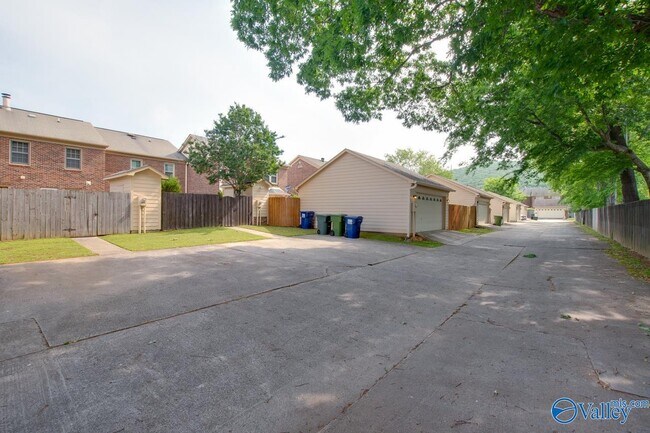 Building Photo - 1008 Heatherwood Dr SE