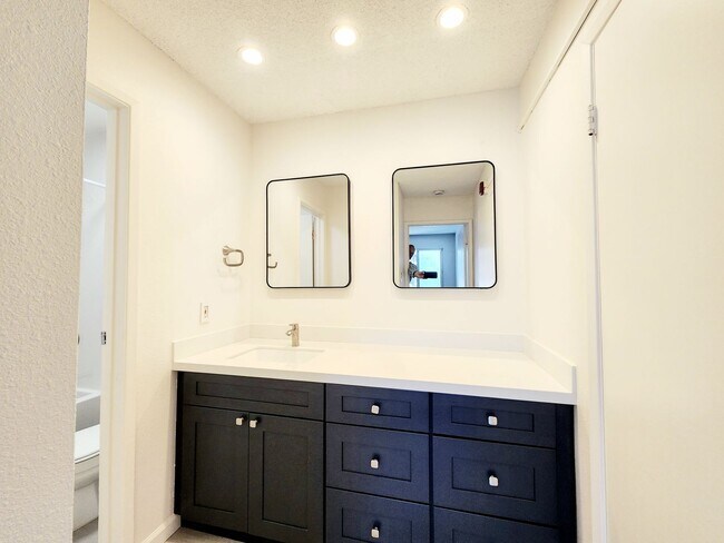 Building Photo - Top floor remodeled Woodlake unit