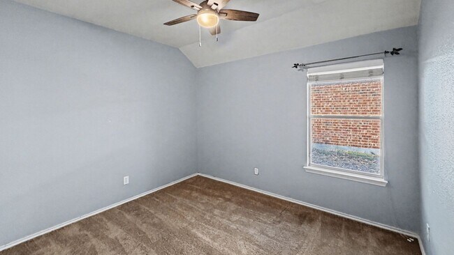 Building Photo - Charming Single-Story Home with Fireplace & Resort-Style Community Amenities in Dallas, TX