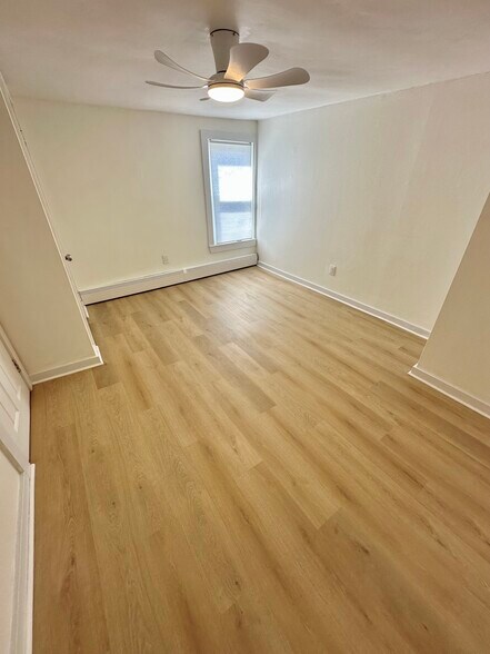 Building Photo - 122 Larch St
