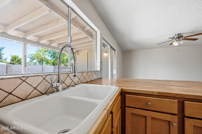 Building Photo - 2216 W Straford Dr