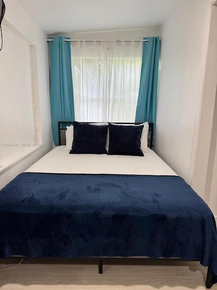 Building Photo - 582 E 18th St