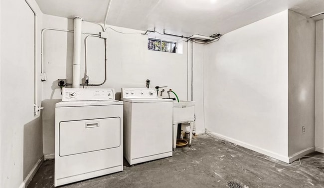 Building Photo - Furnished 3 bedroom 1 bathroom apartment