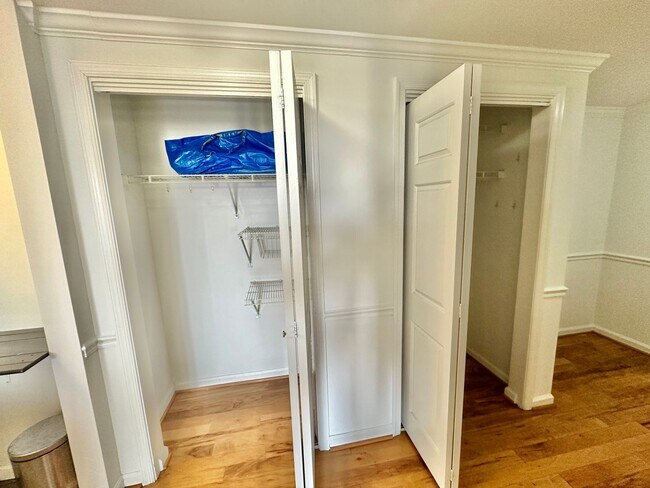 Building Photo - Fantastic 1 Bedroom with Den/Office/Additi...