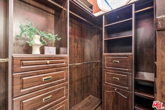 Building Photo - 1645 Vine St