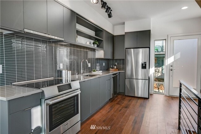 Building Photo - First Hill Modern 2-Bedroom Condo with Rooftop Views – Seattle