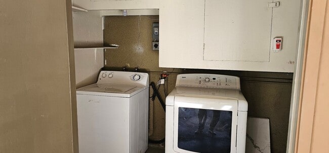 Building Photo - Remodeled 2bed 2 bath Ground level