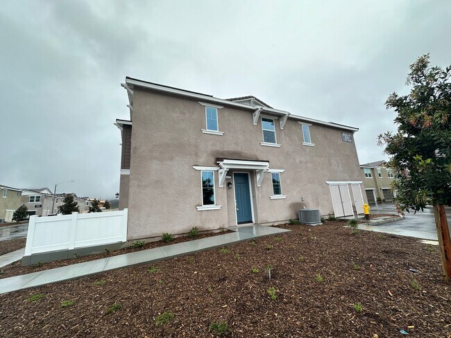 Building Photo - 1 Year Old Lenner 3 Bedroom + Loft Condo i...