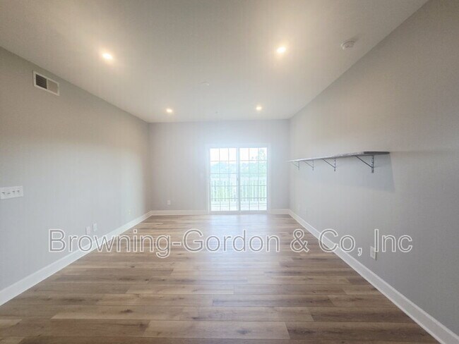 Building Photo - 8601 Peckham Ln