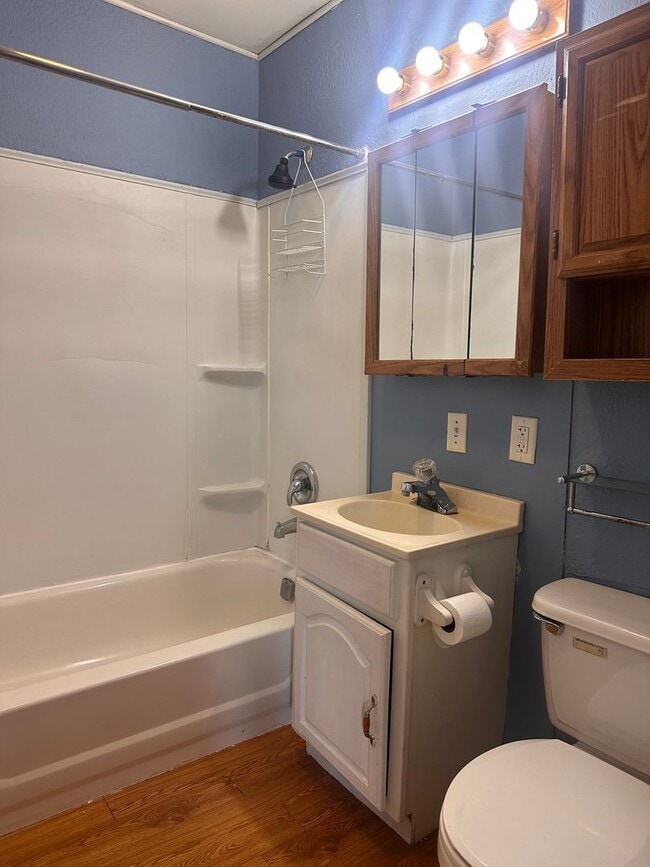 Building Photo - 3 bedroom, 1 bathroom Triplex: Martinsville