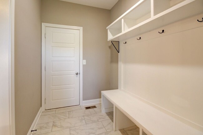 Building Photo - 332 Bluebriar Trc