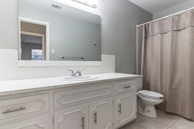 Building Photo - 1822 Greenwood Ln