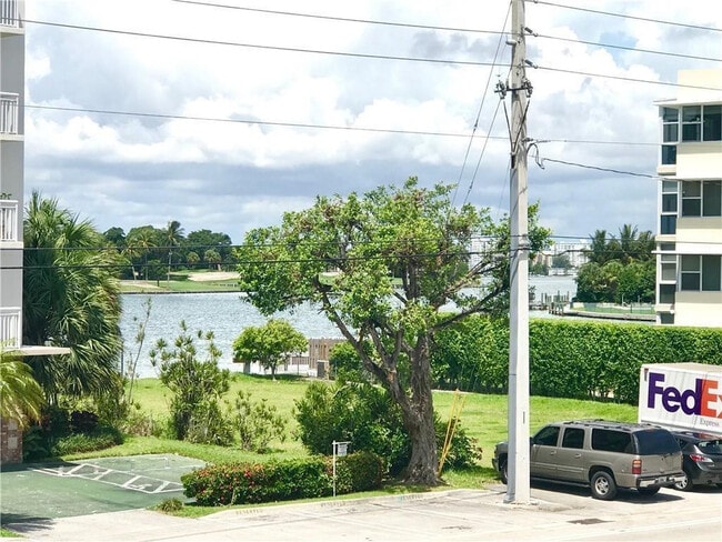 Building Photo - 9271 W Bay Harbor Dr