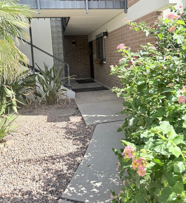 Building Photo - Lovely 2 Bedroom and 2 Bathroom Condo w/ Den! Lots of Space! *SPECIAL OFFER 2 Weeks Free Rent*