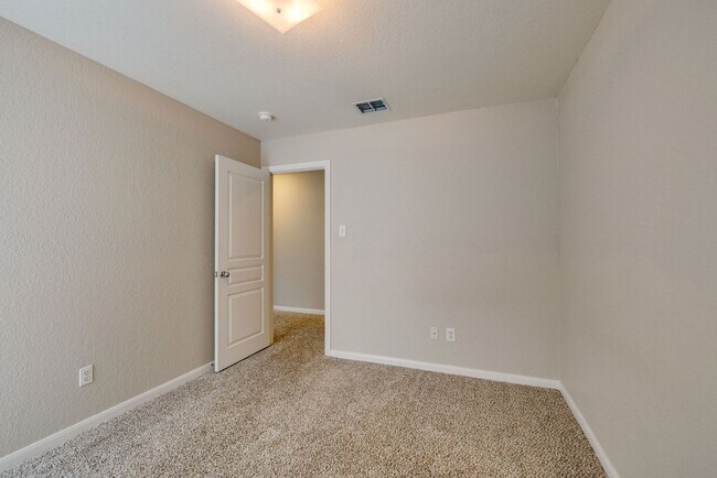 Building Photo - Great location. 4 bedrooms plus an office!