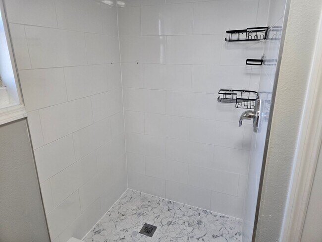 Building Photo - Cute 1 Bedroom Apartment In Eagle Lake