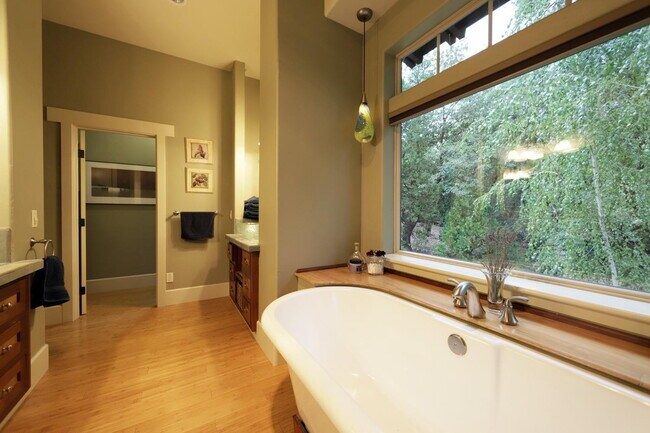 Building Photo - Don't miss this amazing opportunity to rent a higher end home nestled in the trees in the coveted...