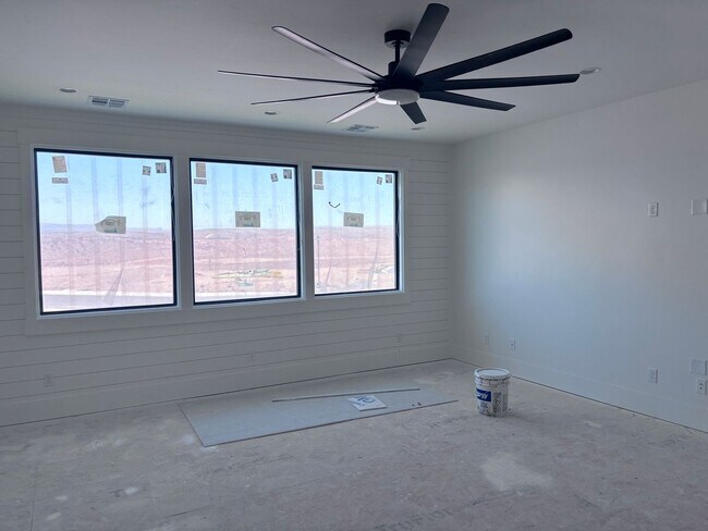 Building Photo - Awesome 5 bed 2.5 Bath Desert Canyons Home...
