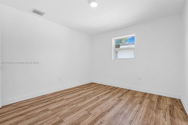 Building Photo - 128 NW 61st St