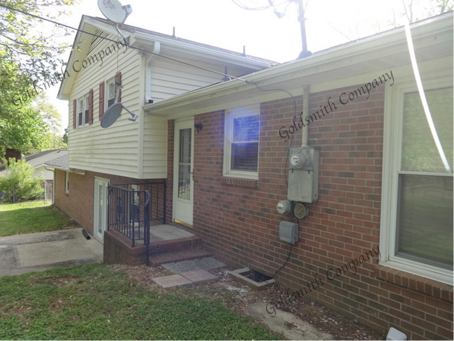 Building Photo - 4-Bedroom Spacious Home with 3 Full Baths ...
