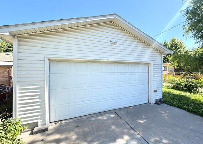 Building Photo - 3 Bedroom Home with Private Upstairs Suite