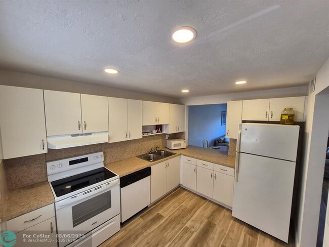 Building Photo - 5100 SW 90th Ave