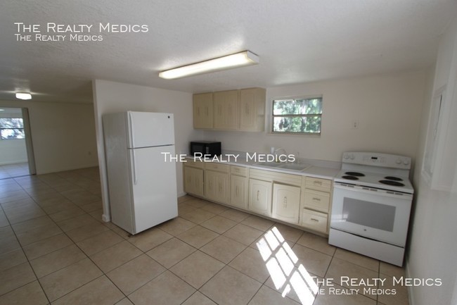 Building Photo - Cozy Apartment at Lake Sherwood!