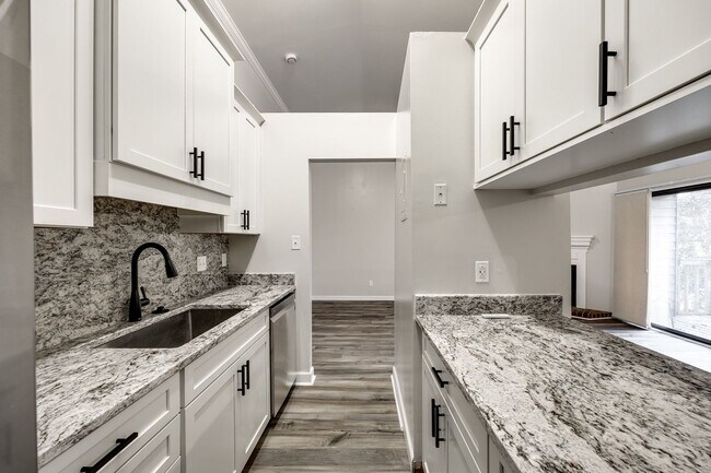 Building Photo - Beautifully remodeled one bedroom, one bath in Lake Wylie Woods!