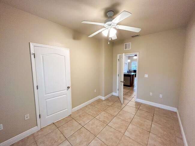 Building Photo - Chase Hollow #43