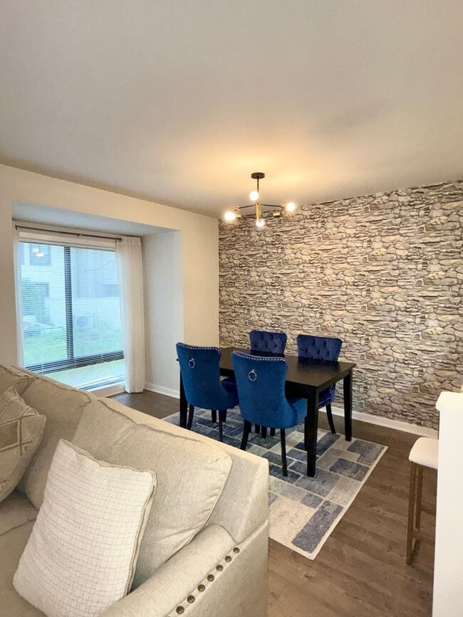 Building Photo - Modern Comfort in Sought-After Gaithersburg