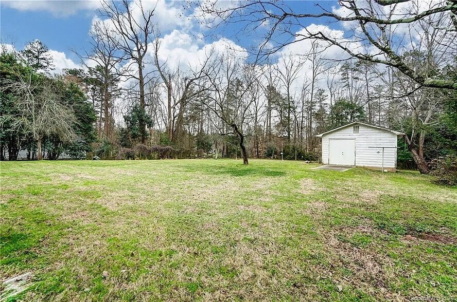 Building Photo - 10700 Forest Dr