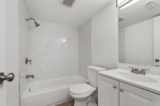 Building Photo - 1301 Emerald Terrace