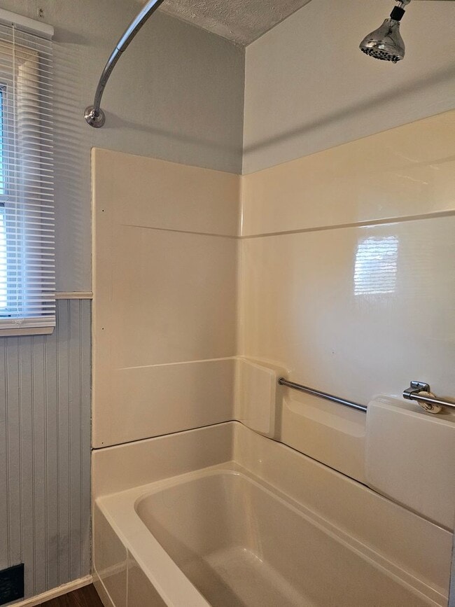 Building Photo - Cozy Fostoria Home