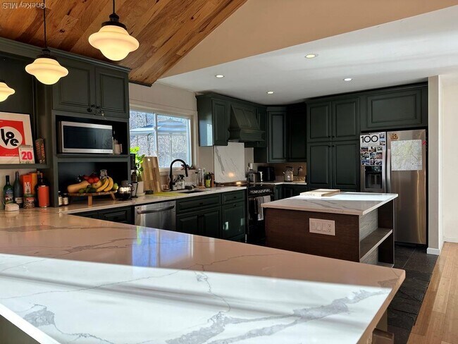 Building Photo - 117 Seven Hills Lake Dr