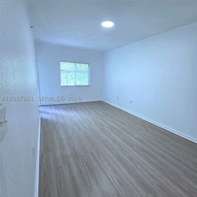 Building Photo - 2901 Riverside Dr