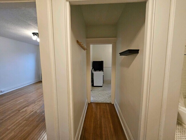 Building Photo - $500 Move-In Credit! Bright Studio Apartment with Hardwood Floors & Natural Light!