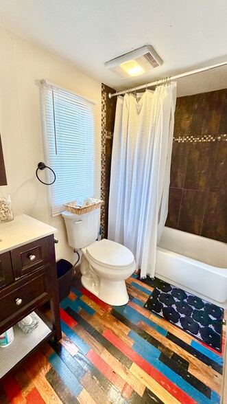 Bathroom - 207 Hi Cir N