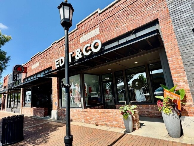 Building Photo - Modern 3BR/2BA Duplex | All Utilities Included | Downtown Edmond