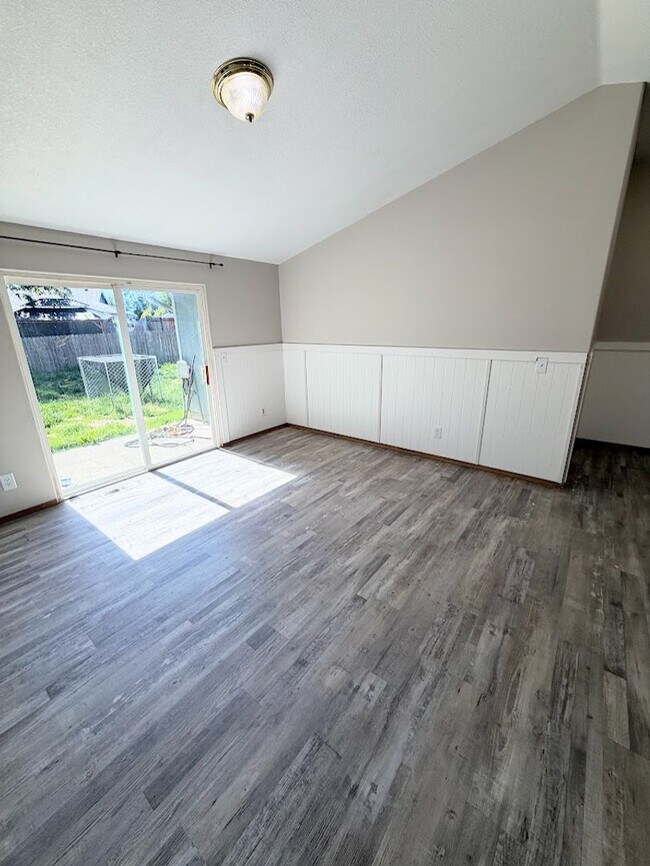 Building Photo - Spacious Keizer Home with Large Fenced Backyard