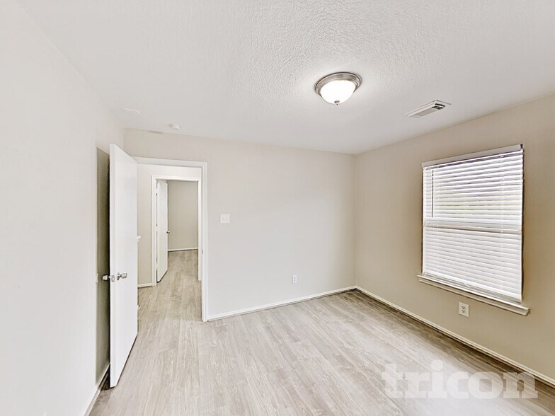 Building Photo - 12402 Grossmount Dr