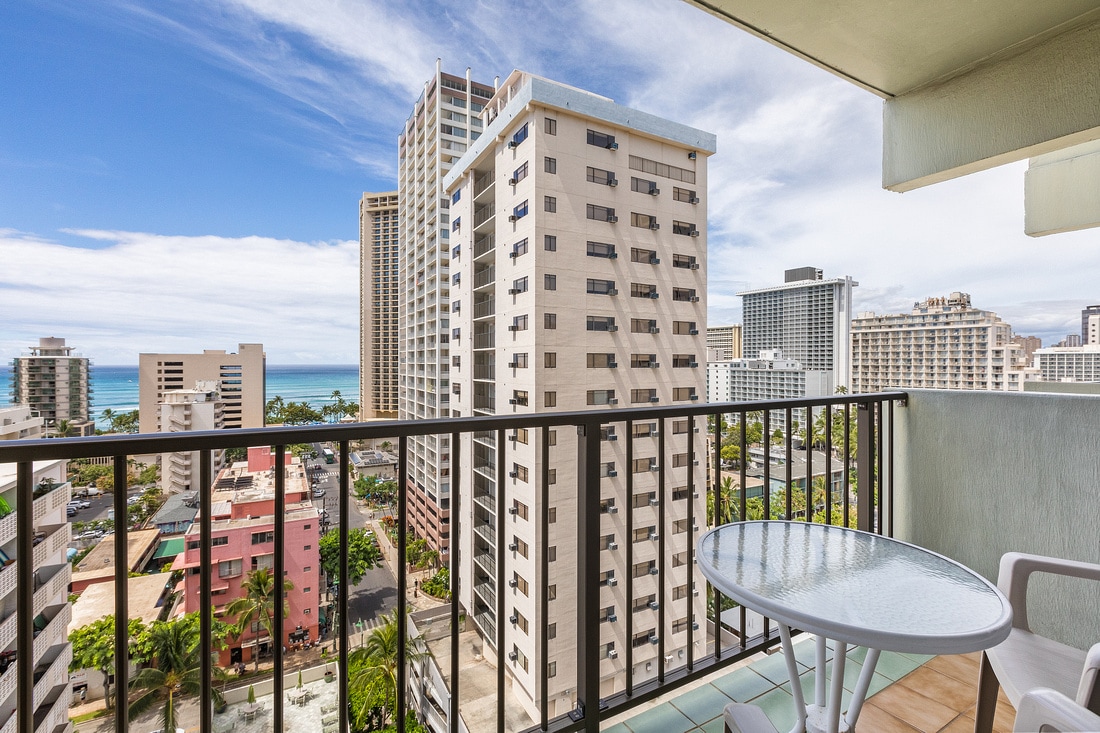 Private Lani - 2440 Kuhio Ave
