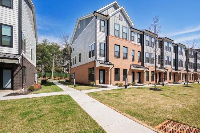 Building Photo - 628 Sadie Cir