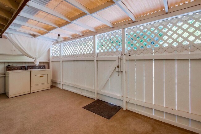 Building Photo - Large and bright condo in the Grossmont Vi...