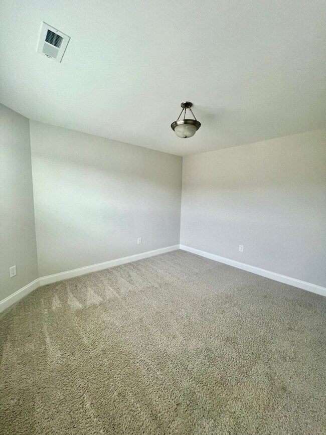 Building Photo - Stunning 4BR 3BA Home in Colfax