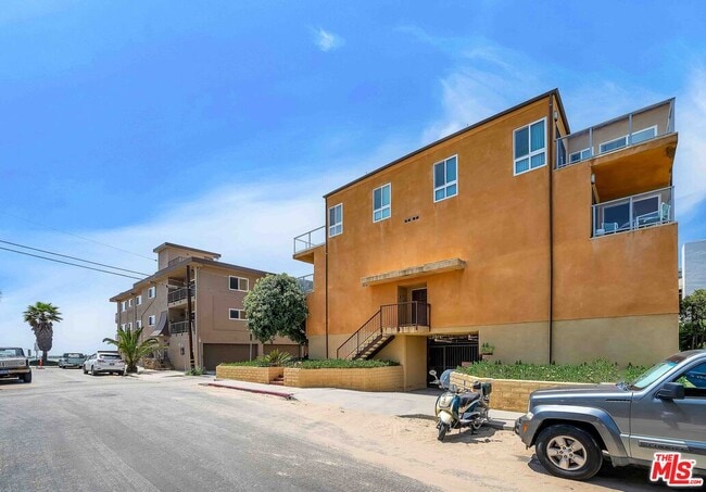 Building Photo - 15 63rd Ave