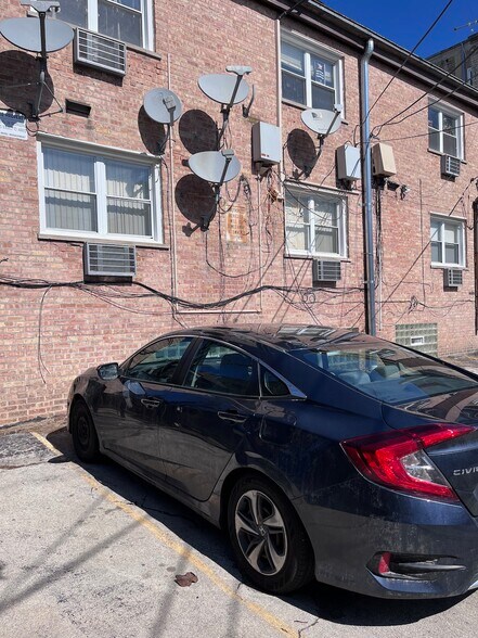 Building Photo - 1531 W Sherwin Ave