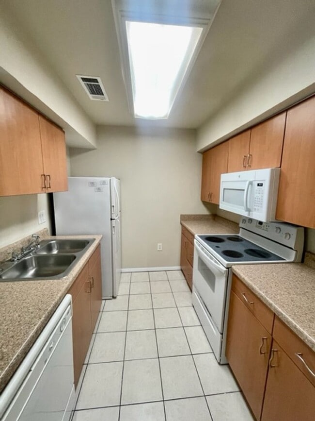 Building Photo - 1500 Lake Shore Dr