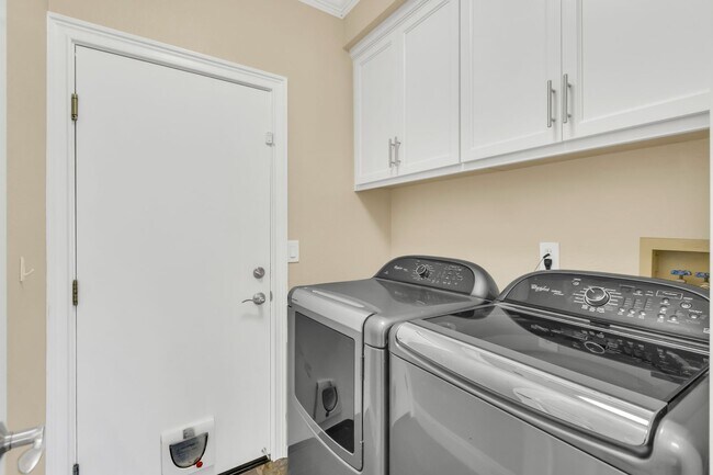 Building Photo - Amazing! 5 Bed 3 Bath Jewel of Roseville