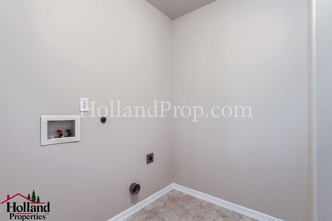 Building Photo - Beautiful 5-Bedroom Retreat with AC, Deck & Breathtaking Views